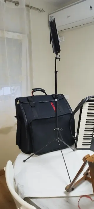 Acordeón HOHNER Bravo III 80 con atril.