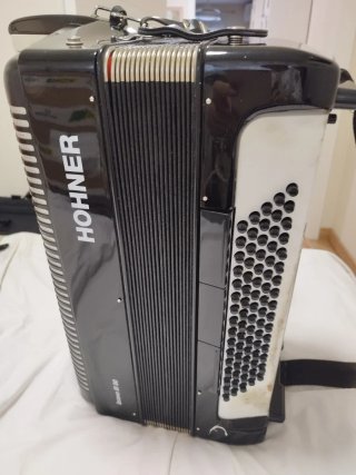 Acordeón HOHNER Bravo III 80 esta bien conservado