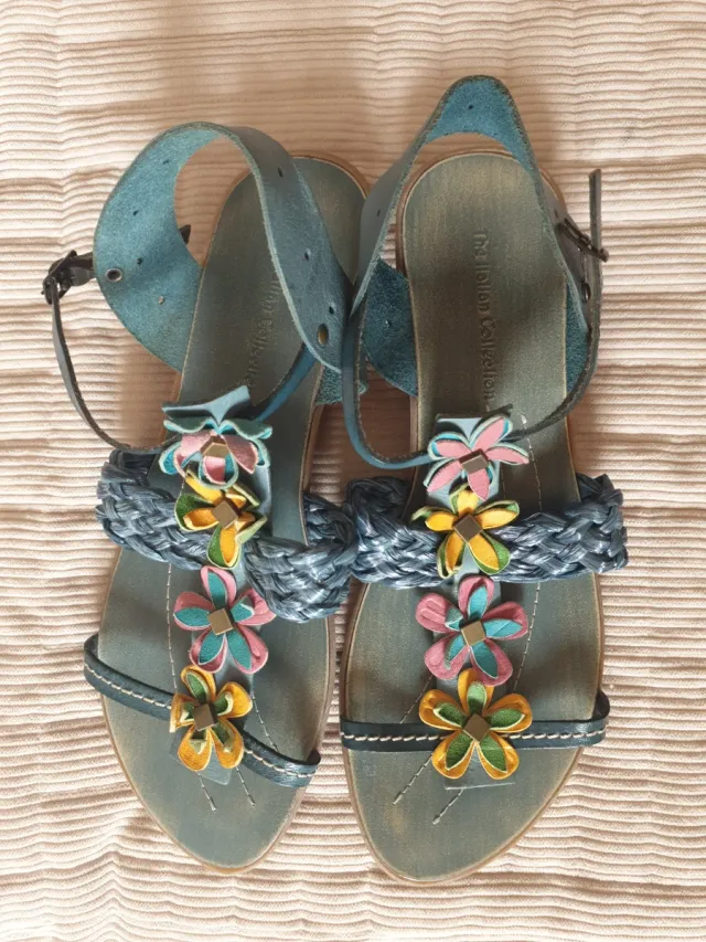 Sandalias planas con flores multicolor