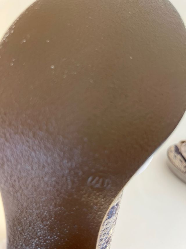 Sandalias de tacón con estampado de serpiente