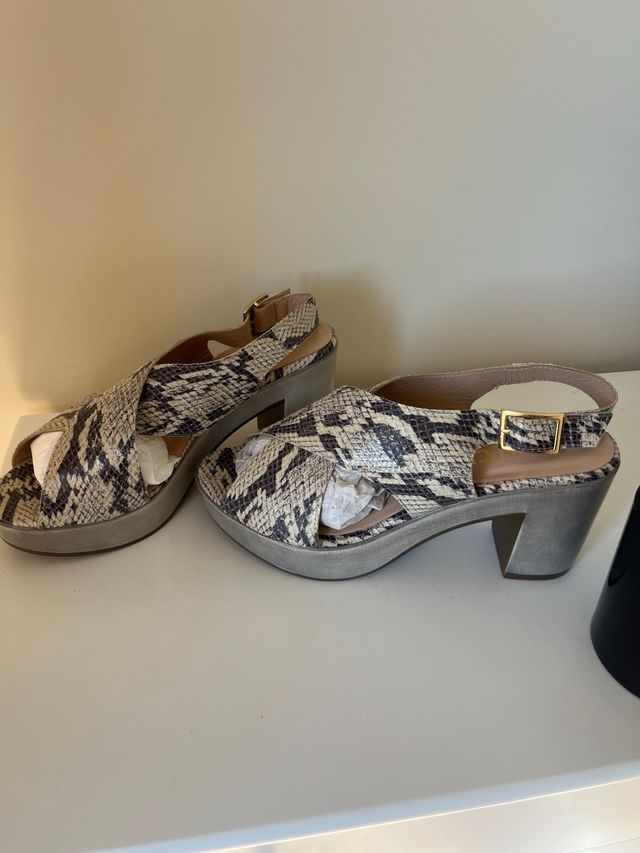 Sandalias de tacón con estampado de serpiente
