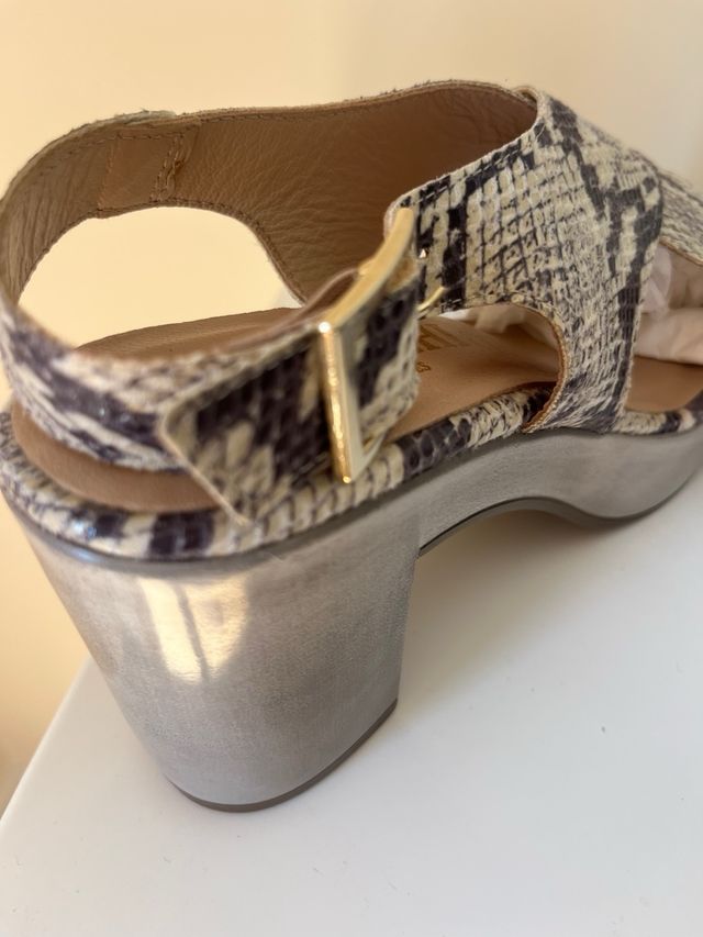 Sandalias de tacón con estampado de serpiente