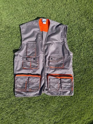 Chaleco gris y naranja 