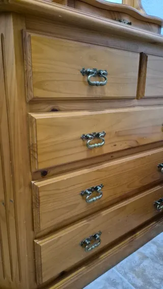 Cómoda de madera con mesitas de noche