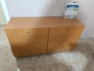 Cómoda de madera color miel