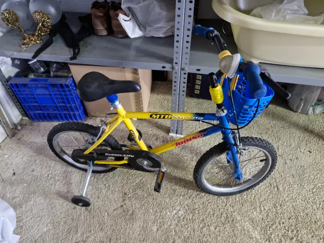 Bicicleta infantil amarilla y azul