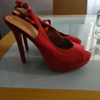Zapatos de tacón rojos