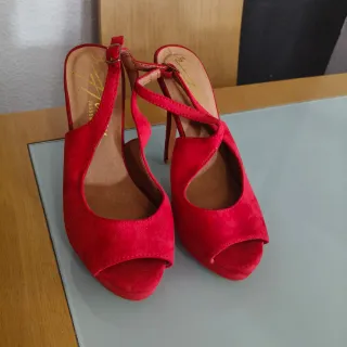 Zapatos de tacón rojos