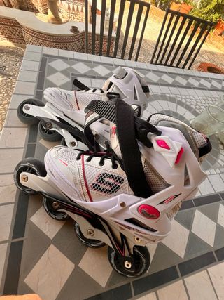 Patines en línea blancos y rosas