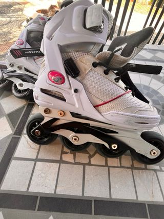 Patines en línea blancos y rosas