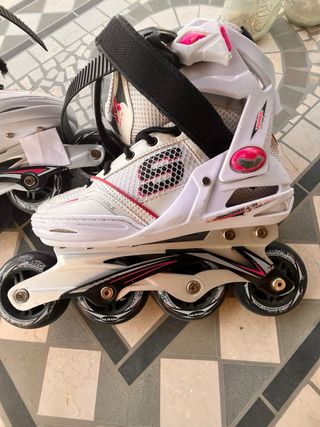 Patines en línea blancos y rosas