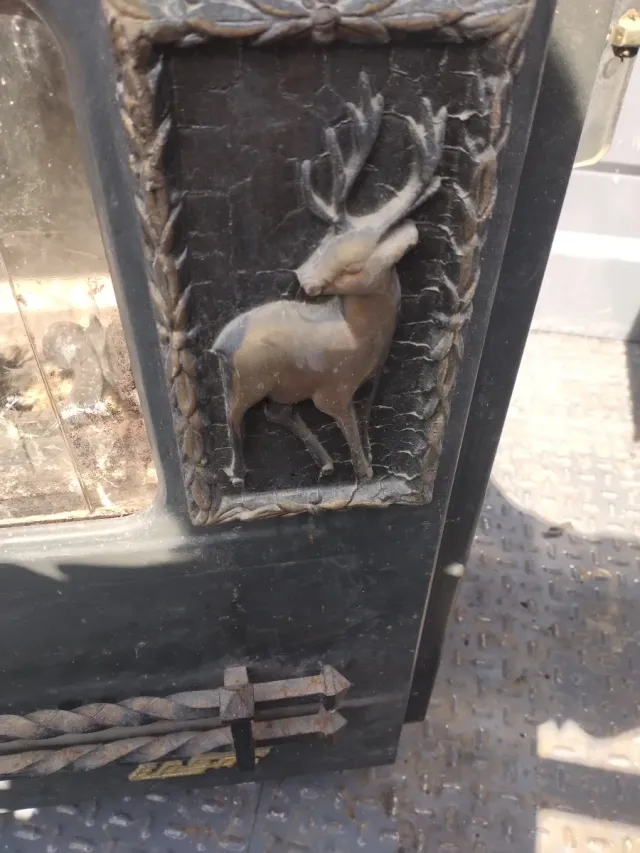 Estufa de leña hierro fundido decorada