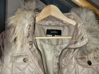 Chaqueta acolchada ANTEA con cuello de pelo