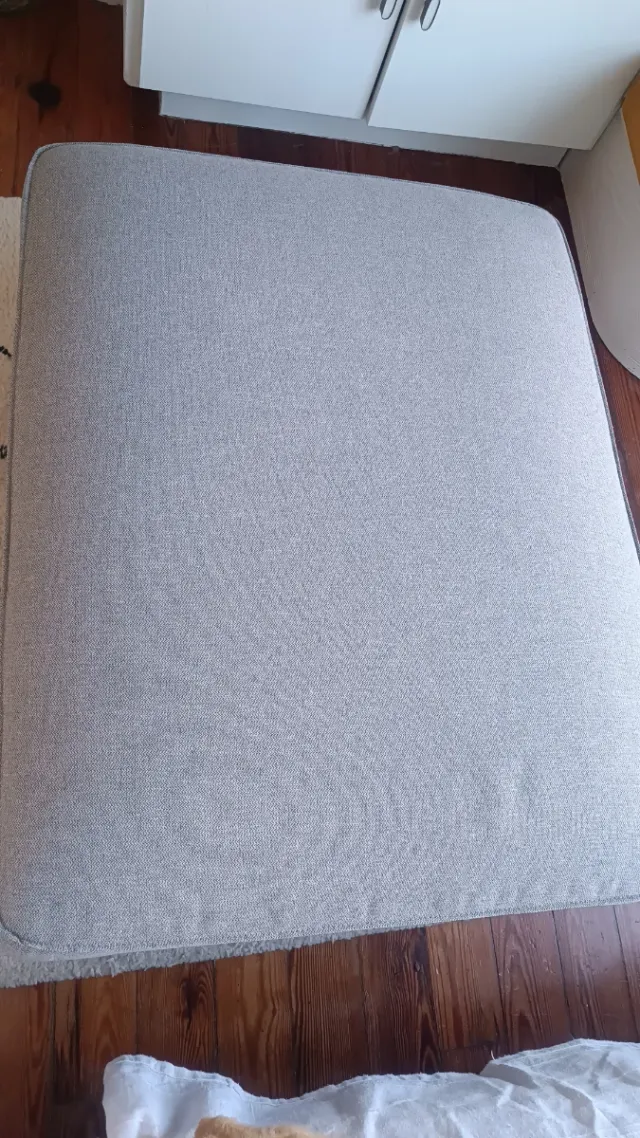 Reposapiés KIVIK gris con almacenamiento