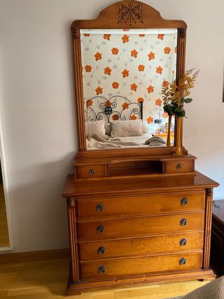 Cómoda y mesitas de noche de madera