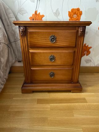 Cómoda y mesitas de noche de madera