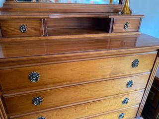 Cómoda y mesitas de noche de madera