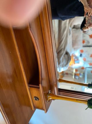 Cómoda y mesitas de noche de madera