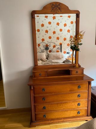 Cómoda y mesitas de noche de madera