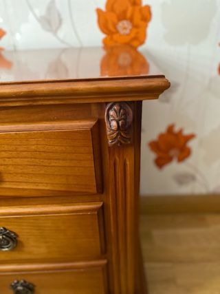 Cómoda y mesitas de noche de madera