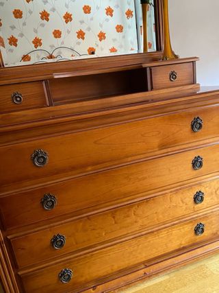 Cómoda y mesitas de noche de madera