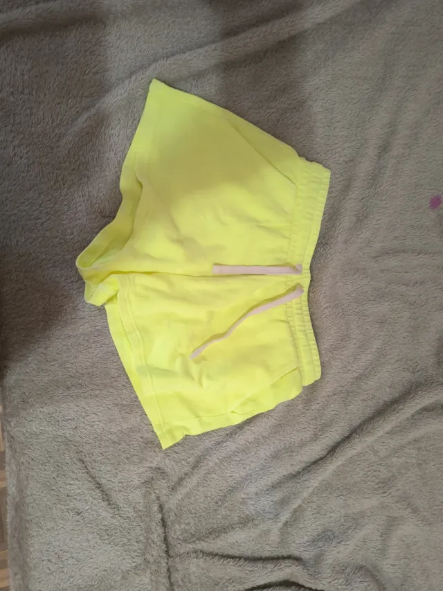 Pantalón corto deportivo amarillo