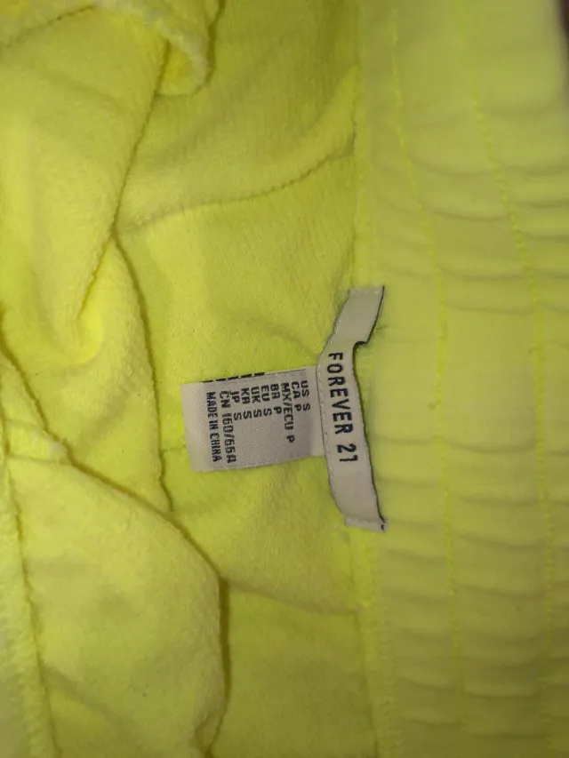 Pantalón corto deportivo amarillo