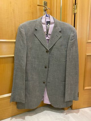 Traje de chaqueta gris y camisa morada a rayas