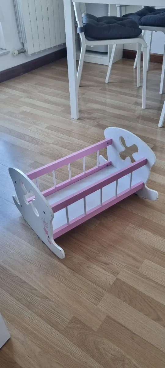 Cuna de madera para muñecas