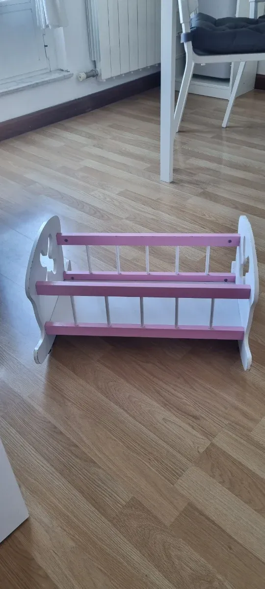 Cuna de madera para muñecas