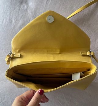 Bolso sobre amarillo con cadena plateada