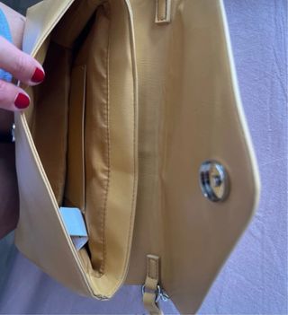Bolso sobre amarillo con cadena plateada
