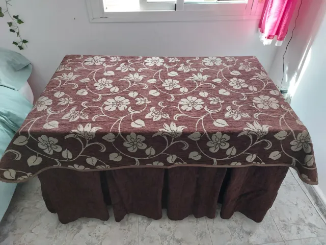 Mesa camilla tela floral marrón