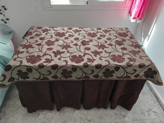 Mesa camilla tela floral marrón