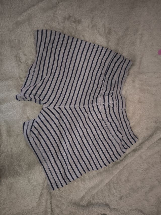 Pantalón corto a rayas