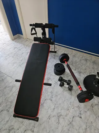 Banco de gimnasio y pesas