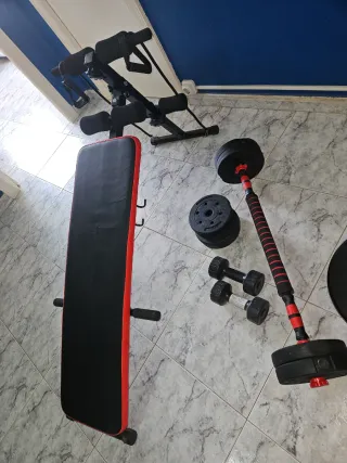 Banco de gimnasio y pesas