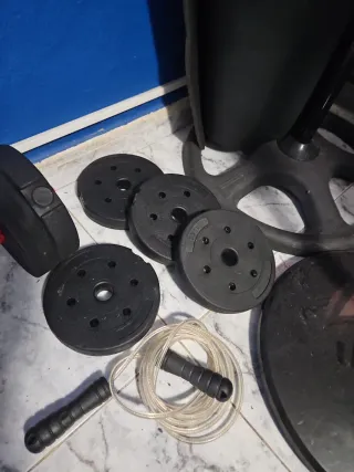 Banco de gimnasio y pesas
