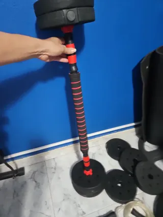 Banco de gimnasio y pesas