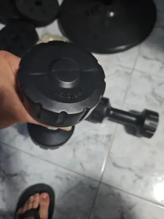 Banco de gimnasio y pesas