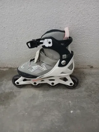 Patines en línea grises y blancos
