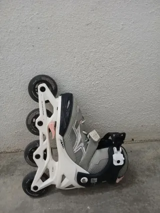 Patines en línea grises y blancos
