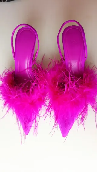 Zapatos de tacón fucsia con plumas