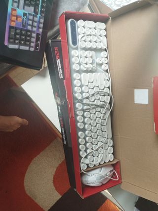 Teclado Raiju K26 RGB i el otro con ratón los raij