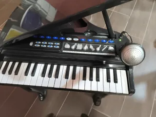 Piano infantil de cola con micrófono