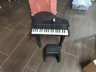 Piano infantil de cola con micrófono