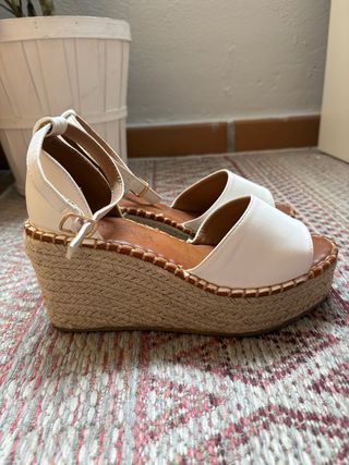 Sandalias cuña blancas.
