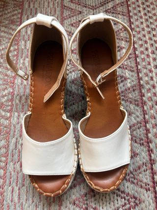 Sandalias cuña blancas.
