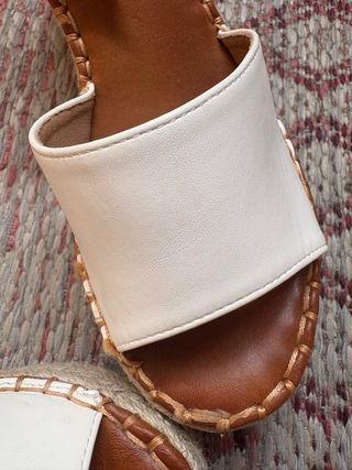 Sandalias cuña blancas.
