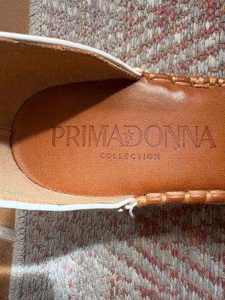 Sandalias cuña blancas.
